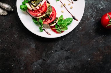  Caprese salatası. Domates, mozzarella, fesleğen, pesto, balzamik sos.