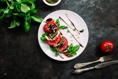  Caprese salatası. Domates, mozzarella, fesleğen, pesto, balzamik sos.