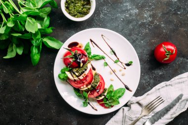  Caprese salatası. Domates, mozzarella, fesleğen, pesto, balzamik sos.
