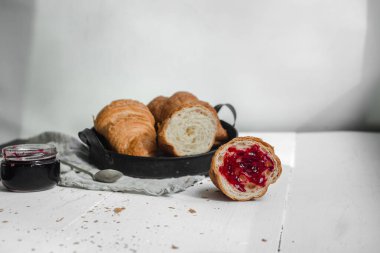  Hafif arka planda böğürtlen reçelli ayçöreği