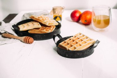  Beyaz tabakta ballı Belçika waffle 'ları ve portakal suyu. Kahvaltı