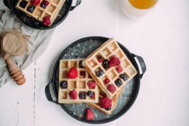  Beyaz tabakta böğürtlenli Belçika waffle 'ı. Kahvaltı