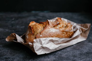Koyu arkaplanda güzel bir karabuğday ekmeği