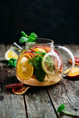  Narenciyeli çay ve koyu arkaplanda cam çaydanlıkta nane şekeri. Çay sıçratıyorum.