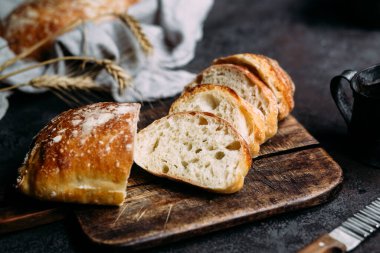 Ev yapımı Ciabatta Ekmeği. Tahtada dilimlenmiş ekmek dilimleri. Ekmek 