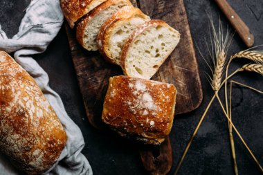 Ev yapımı Ciabatta Ekmeği. Tahtada dilimlenmiş ekmek dilimleri. Ekmek 