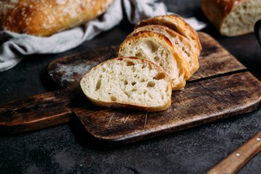 Ev yapımı Ciabatta Ekmeği. Tahtada dilimlenmiş ekmek dilimleri. Ekmek 