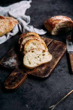 Ev yapımı Ciabatta Ekmeği. Tahtada dilimlenmiş ekmek dilimleri. Ekmek 