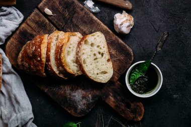 Ev yapımı Ciabatta Ekmeği. Tahtada dilimlenmiş ekmek dilimleri. Ekmek 