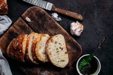 Ev yapımı Ciabatta Ekmeği. Tahtada dilimlenmiş ekmek dilimleri. Ekmek 