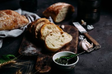 Ev yapımı Ciabatta Ekmeği. Tahtada dilimlenmiş ekmek dilimleri. Ekmek 