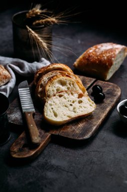 Ev yapımı Ciabatta Ekmeği. Tahtada dilimlenmiş ekmek dilimleri. Ekmek 
