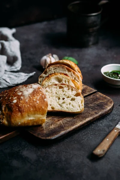 Yapımı Ciabatta Ekmeği Tahtada Dilimlenmiş Ekmek Dilimleri Ekmek — Stok fotoğraf