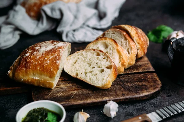 Pão Ciabatta Caseiro Fatias Pão Fatiadas Uma Tábua Madeira Pão — Fotografia de Stock