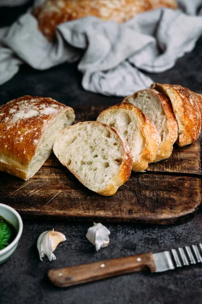 Pão Ciabatta Caseiro Fatias Pão Fatiadas Uma Tábua Madeira Pão — Fotografia de Stock