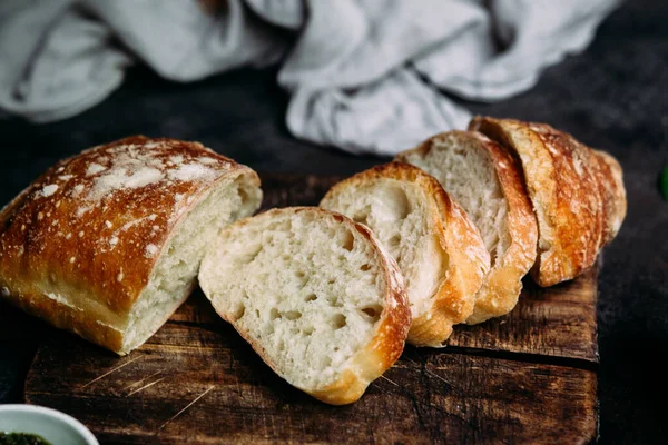 Pan Ciabatta Hecho Casa Rebanadas Pan Rebanadas Una Tabla Madera — Foto de Stock