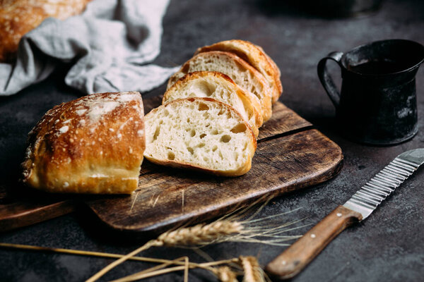 Домашний хлеб Чиабатта. Нарезанные ломтики хлеба на деревянной доске. Хлеб 