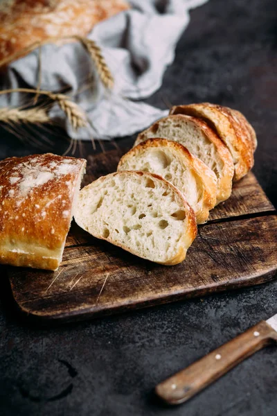 Yapımı Ciabatta Ekmeği Tahtada Dilimlenmiş Ekmek Dilimleri Ekmek — Stok fotoğraf