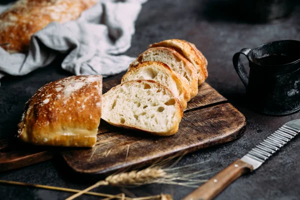 Pão Ciabatta Caseiro Fatias Pão Fatiadas Uma Tábua Madeira Pão — Fotografia de Stock