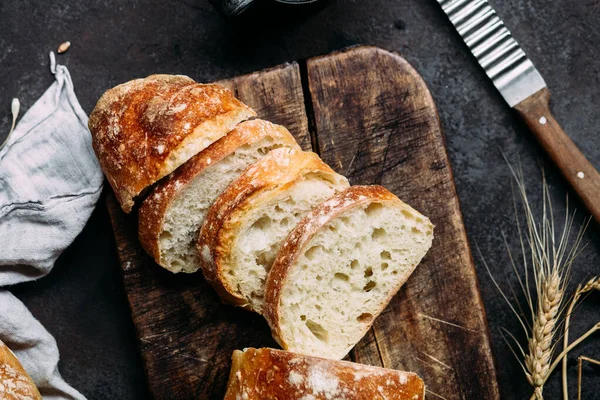 Pão Ciabatta Caseiro Fatias Pão Fatiadas Uma Tábua Madeira Pão — Fotografia de Stock