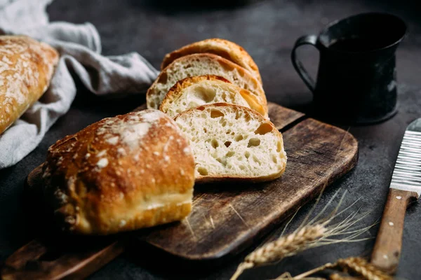 Pão Ciabatta Caseiro Fatias Pão Fatiadas Uma Tábua Madeira Pão — Fotografia de Stock