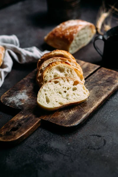 Домашний Хлеб Чиабатта Нарезанные Ломтики Хлеба Деревянной Доске Хлеб — стоковое фото