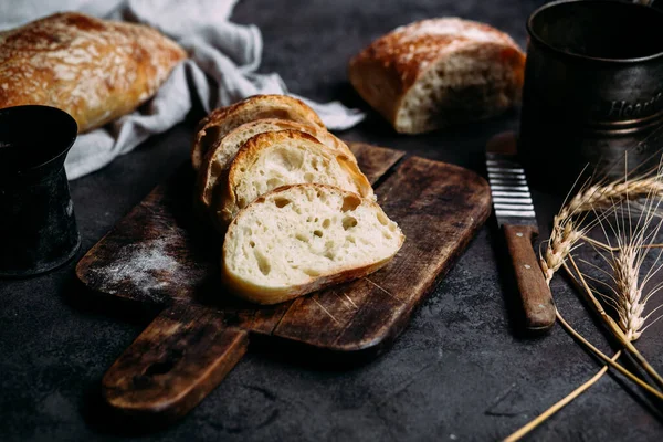 Yapımı Ciabatta Ekmeği Tahtada Dilimlenmiş Ekmek Dilimleri Ekmek — Stok fotoğraf