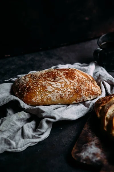 Roti Ciabatta Buatan Sendiri Irisan Roti Diiris Papan Kayu Roti — Stok Foto