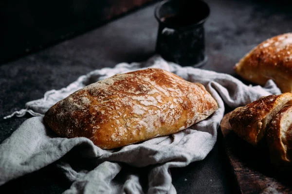 Pão Ciabatta Caseiro Fatias Pão Fatiadas Uma Tábua Madeira Pão — Fotografia de Stock