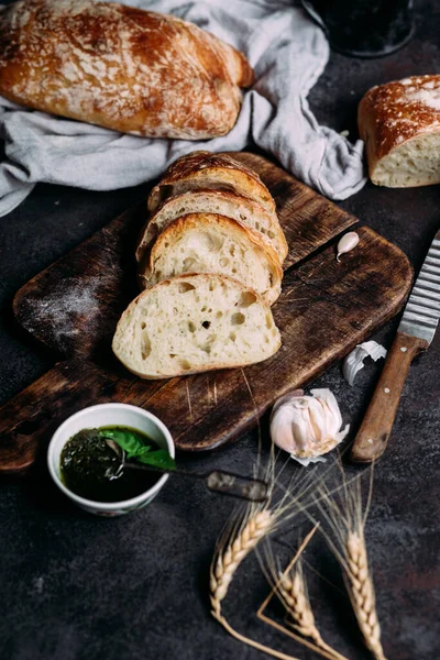 Pão Ciabatta Caseiro Fatias Pão Fatiadas Uma Tábua Madeira Pão — Fotografia de Stock