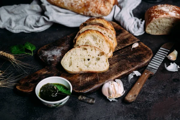 Yapımı Ciabatta Ekmeği Tahtada Dilimlenmiş Ekmek Dilimleri Ekmek — Stok fotoğraf