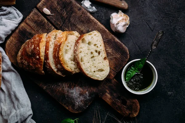 Roti Ciabatta Buatan Sendiri Irisan Roti Diiris Papan Kayu Roti — Stok Foto