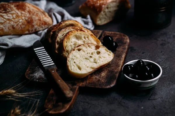 Pan Ciabatta Hecho Casa Rebanadas Pan Rebanadas Una Tabla Madera —  Fotos de Stock