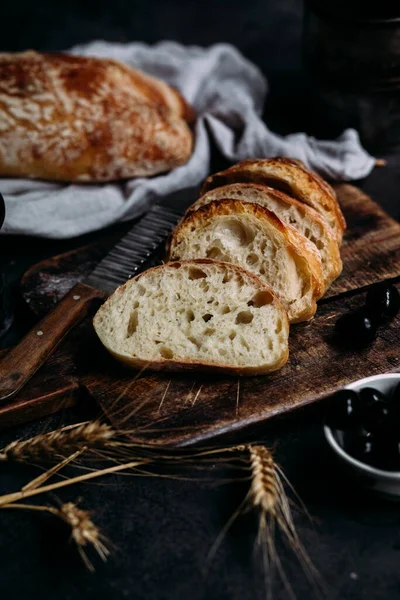Σπιτικό Ψωμί Τσιαμπάτα Κομμένες Φέτες Ψωμιού Μια Ξύλινη Σανίδα Ψωμί — Φωτογραφία Αρχείου