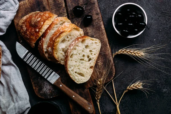 Pão Ciabatta Caseiro Fatias Pão Fatiadas Uma Tábua Madeira Pão — Fotografia de Stock