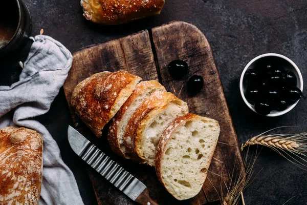 Pan Ciabatta Hecho Casa Rebanadas Pan Rebanadas Una Tabla Madera —  Fotos de Stock