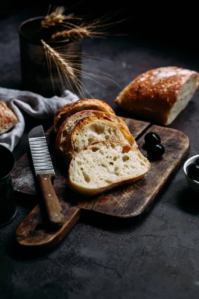 Pão Ciabatta Caseiro Fatias Pão Fatiadas Uma Tábua Madeira Pão — Fotografia de Stock