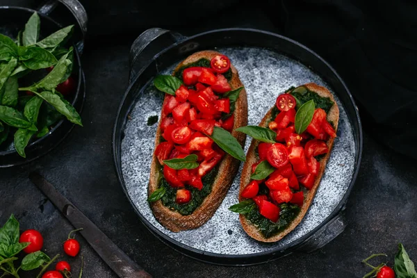 Sanduíches Com Pesto Tomates Pão Preto Fundo Escuro — Fotografia de Stock
