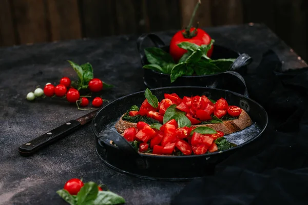 Sandwiches Mit Pesto Und Tomaten Auf Schwarzbrot Auf Dunklem Hintergrund — Stockfoto
