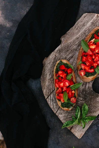 Sandwich Dengan Pesto Dan Tomat Atas Roti Hitam Dengan Latar — Stok Foto