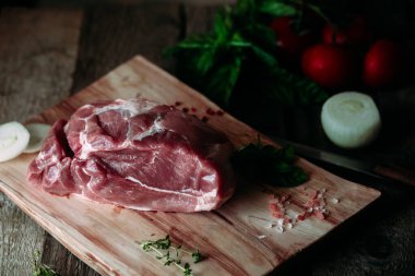 Domuz eti hamuru. Tahtada çiğ et.. 