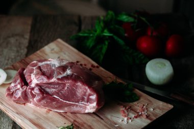 Domuz eti hamuru. Tahtada çiğ et.. 