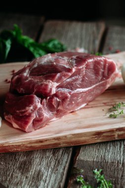 Domuz eti hamuru. Tahtada çiğ et.. 