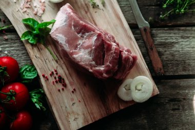 Domuz eti hamuru. Tahtada çiğ et.. 