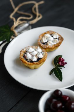 Tartlets kiraz ve beze ile