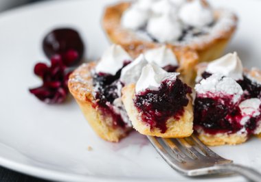 Tartlets kiraz ve beze ile