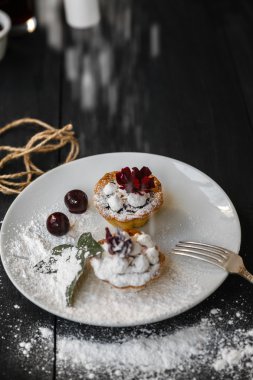 Tartlets kiraz ve beze ile