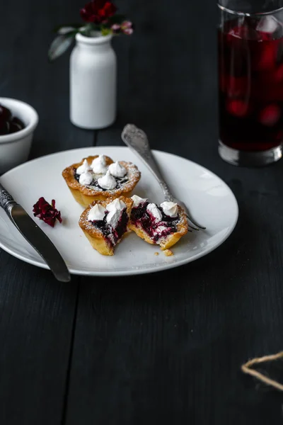 Tartlets met Cherry & meringue — Stockfoto