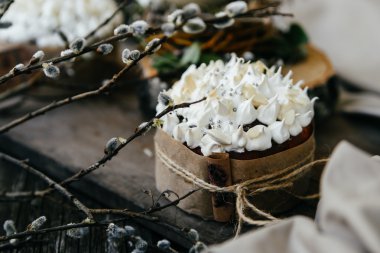 Renkli yumurta Paskalya tatlı ekmekler