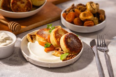 Ballı Syrniki, Ekşi Krema ve Kurutulmuş Meyveler